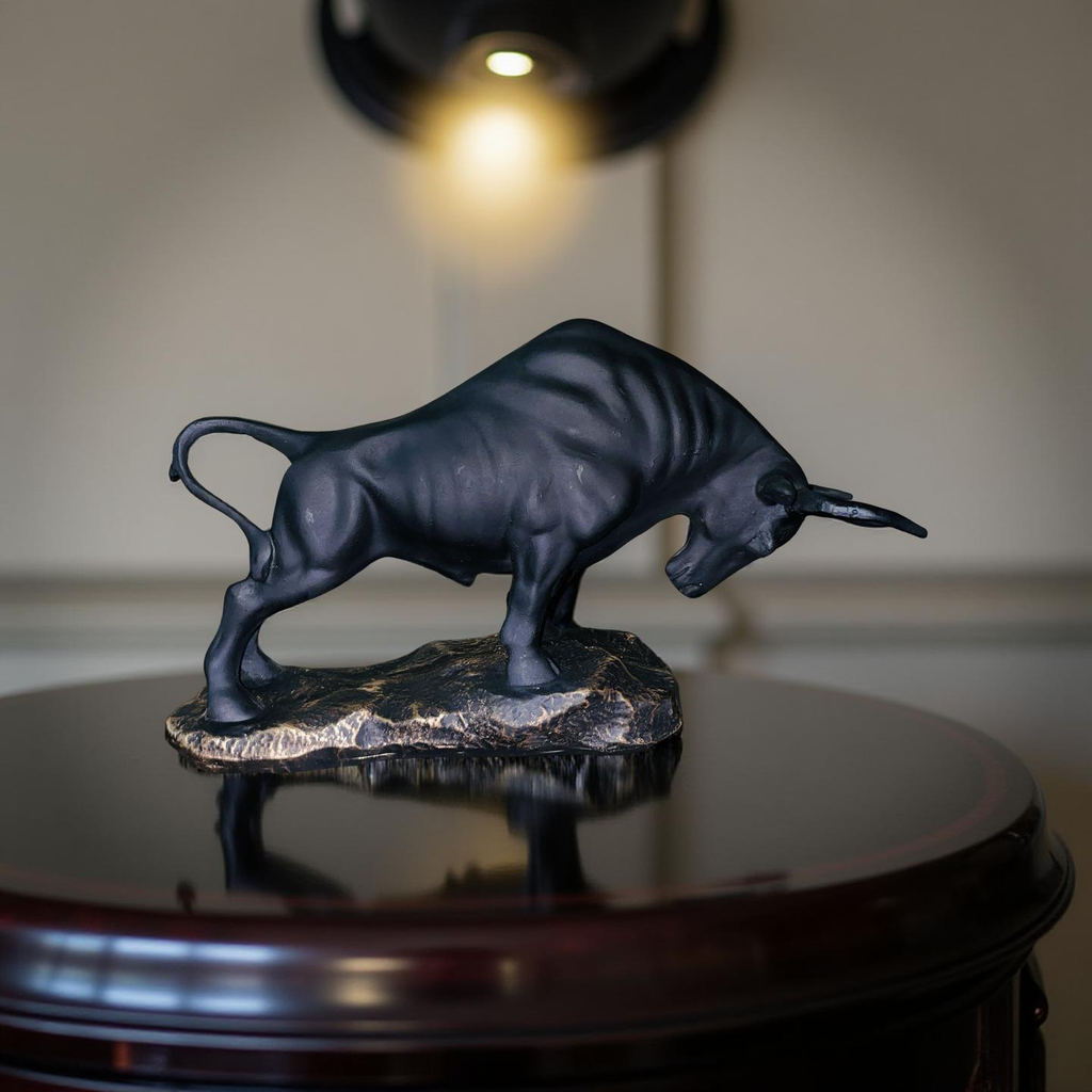 Obsidian Bull – The Bold Charge Sculpture